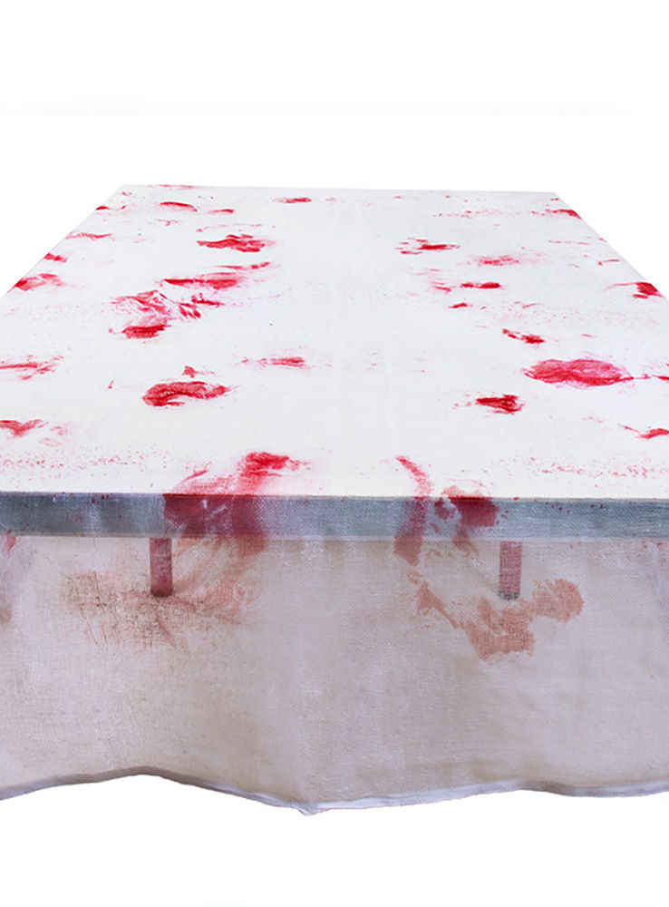 Blutige Tischdecke